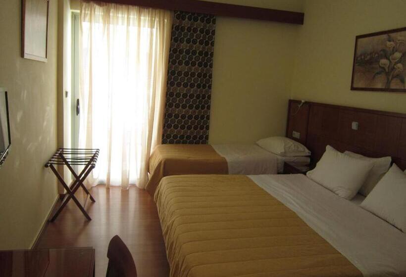 חדר קלאסי לשלושה, Ena