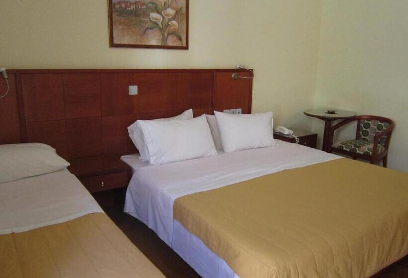 חדר קלאסי לשלושה, Ena