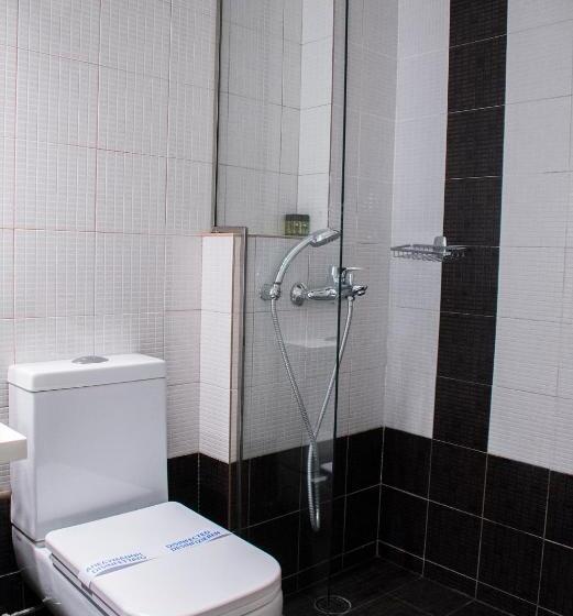 חדר קלאסי לשלושה, Ena