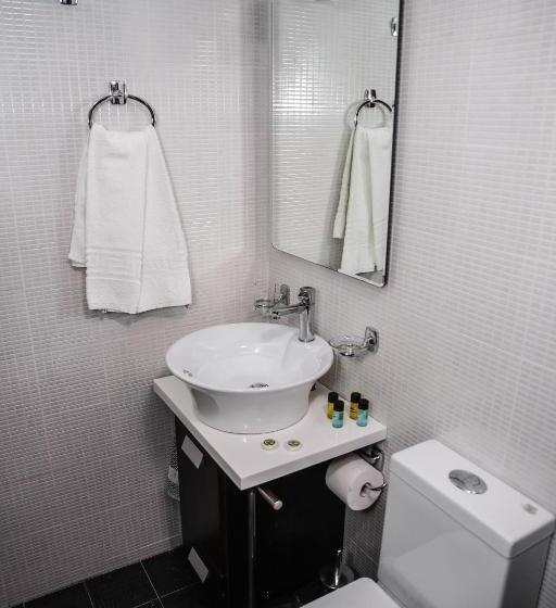 חדר קלאסי לשלושה, Ena