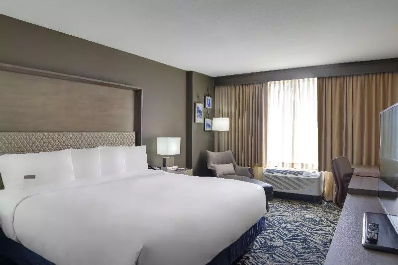 キングサイズベッドのスタンダードルーム, Doubletree By Hilton Harrisonburg