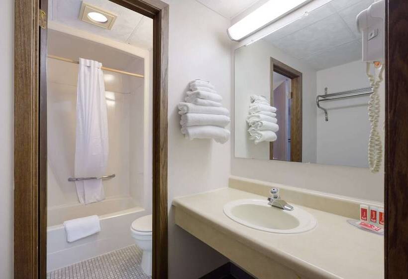 غرفه قياسيه سريرين مزدوجين, Econo Lodge Inn & Suites