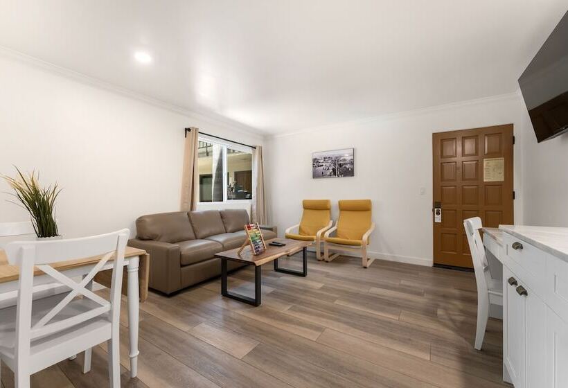 جناح, The Franciscan