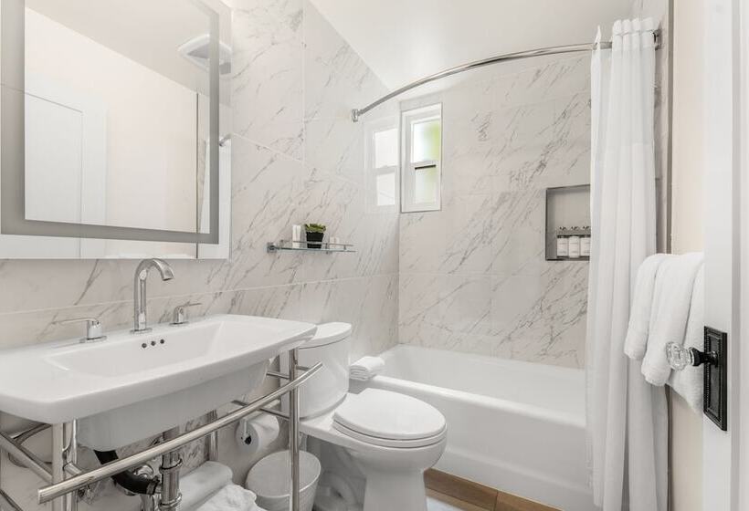 جناح مزوَّد بشرفة, The Franciscan