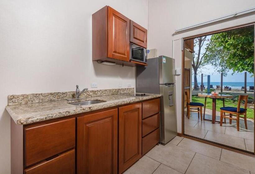 جناح, The Coast Beachfront