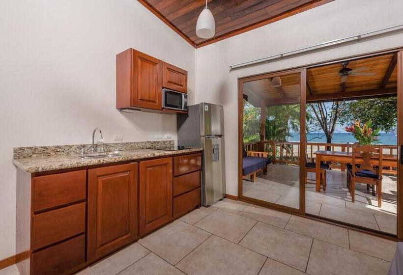 جناح سوبيريور, The Coast Beachfront