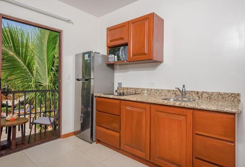 جناح جونيور, The Coast Beachfront