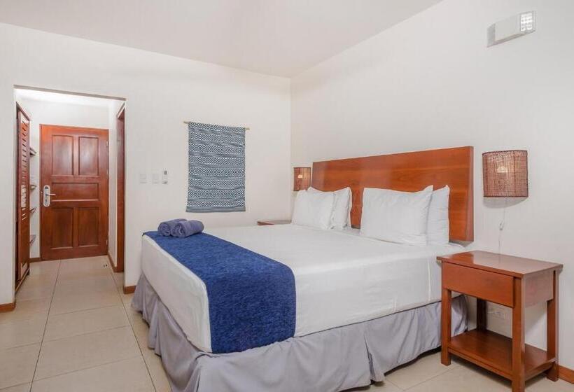 جناح جونيور, The Coast Beachfront