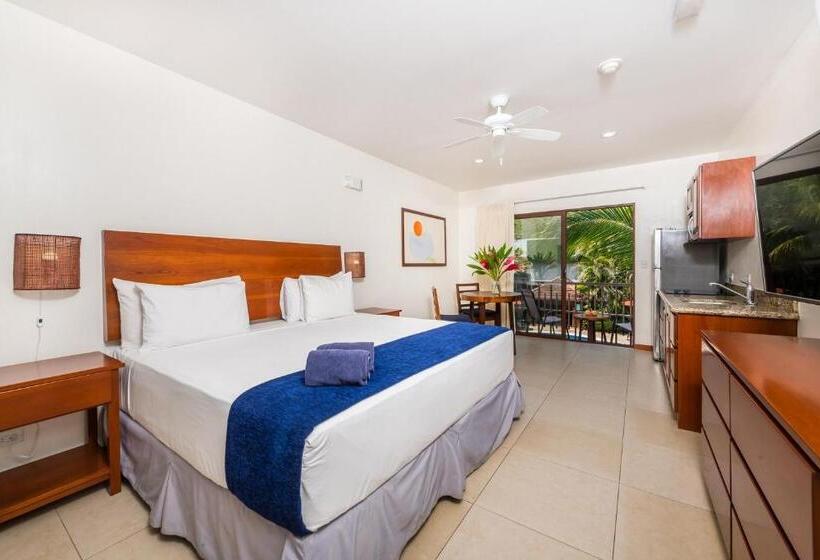 جناح جونيور, The Coast Beachfront