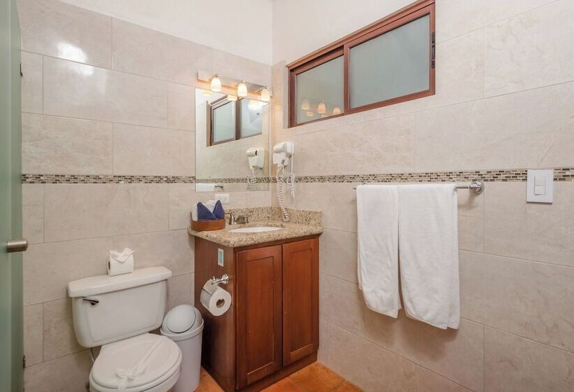 بنجلو قياسى, The Coast Beachfront