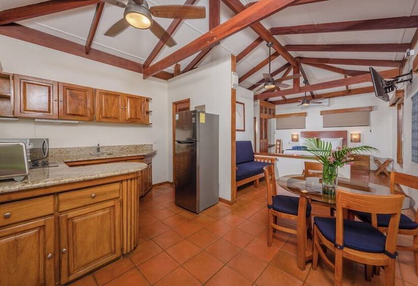 بنجلو قياسى, The Coast Beachfront