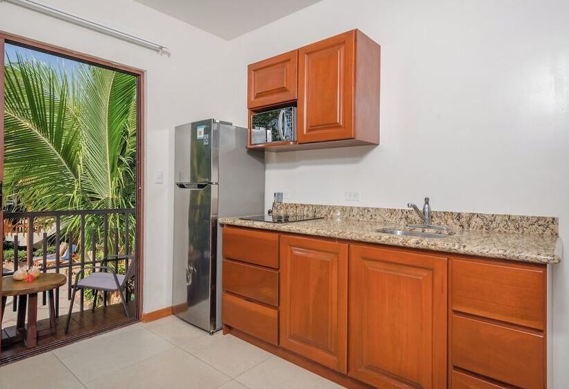 جناح جونيور, The Coast Beachfront