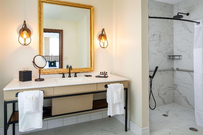 اتاق استاندارد با تخت بزرگ, The Peregrine Omaha Downtown, Curio Collection By Hilton