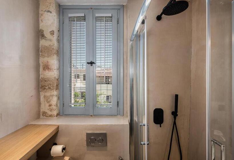 جناح سوبيريور, Aoria Estate Old Port