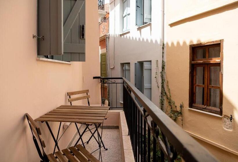 سوییت جونیور با بالکن, Aoria Estate Old Port