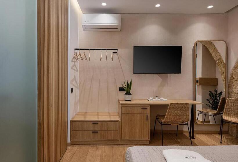 סטודיו סופריור, Aoria Estate Old Port