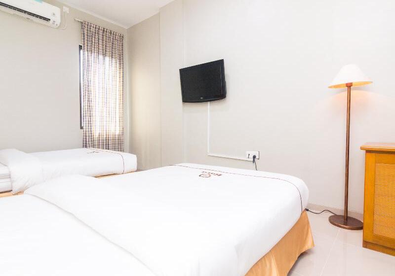 Номер Deluxe, Capital O 1867 Kara Guest House