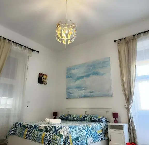 سوییت خانوادگی, Guest House La Maddalena