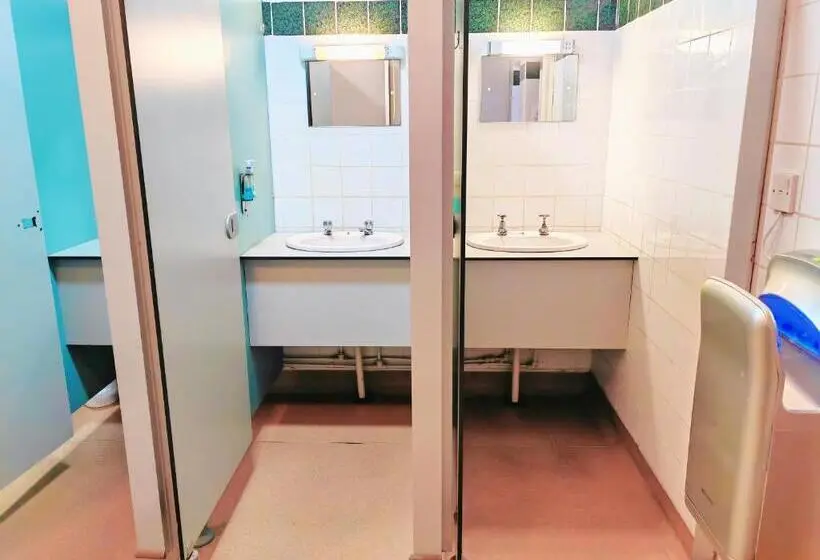浴室共有ファミリールーム, Private Room At Torrent Walk Bunkhouse In Snowdonia