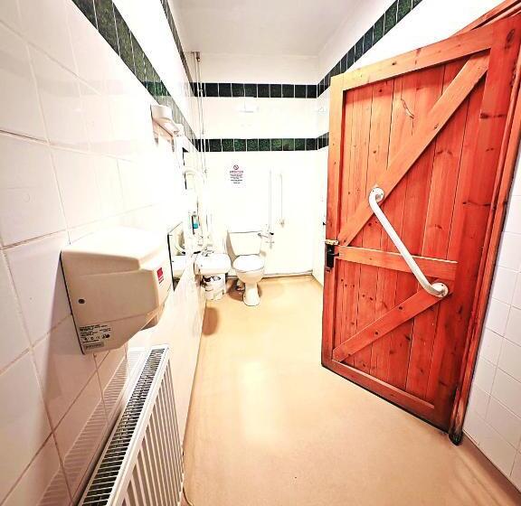 חדר משפחתי חדר אמבטיה משותף, Private Room At Torrent Walk Bunkhouse In Snowdonia