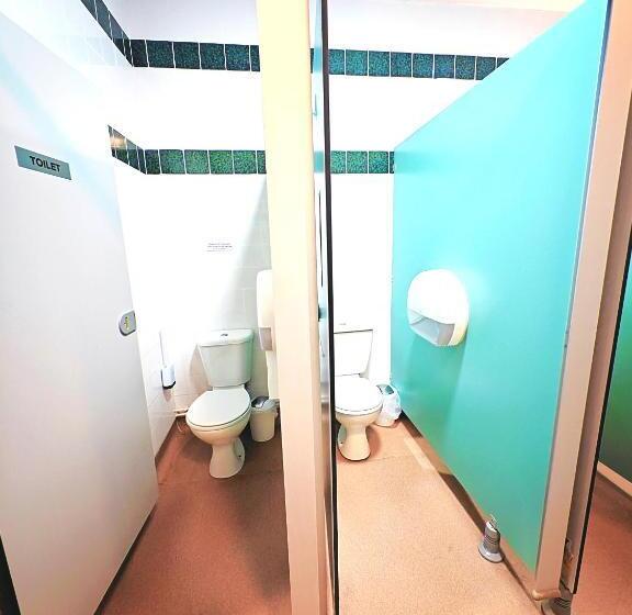 חדר משפחתי חדר אמבטיה משותף, Private Room At Torrent Walk Bunkhouse In Snowdonia