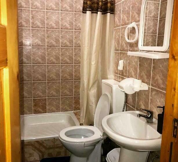 اتاق کلاسیک سه تخته, Family