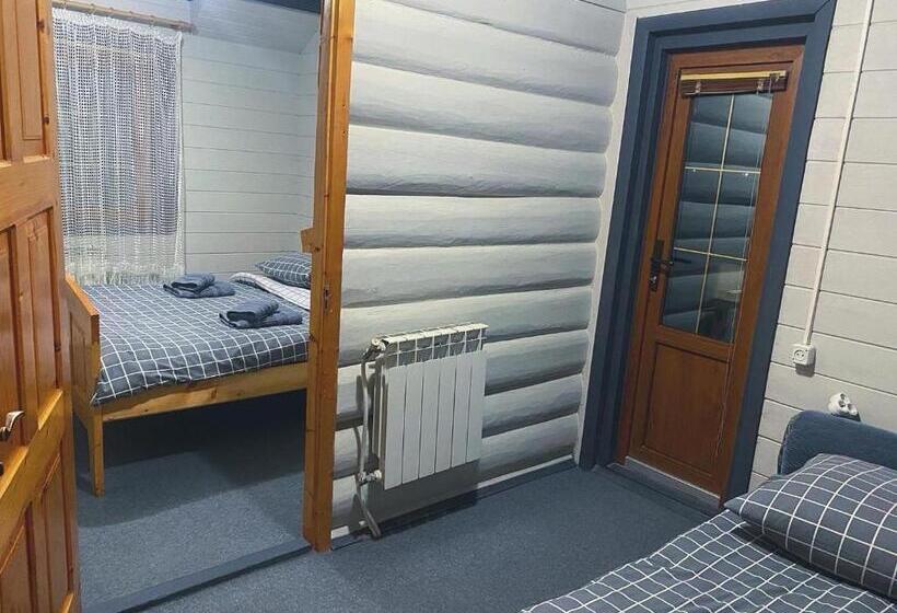 اتاق کلاسیک سه تخته, Family