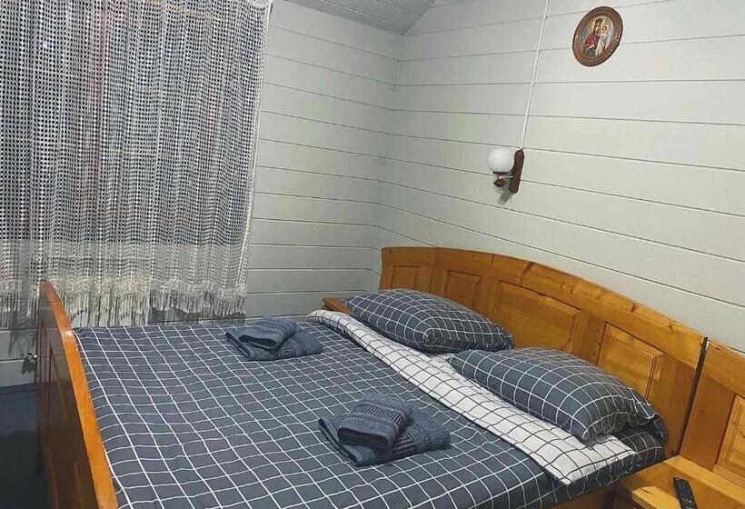 اتاق کلاسیک سه تخته, Family