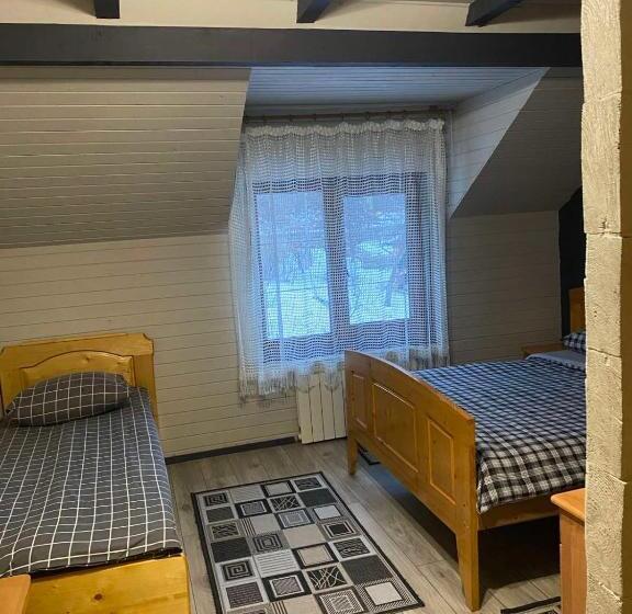 اتاق کلاسیک سه تخته, Family