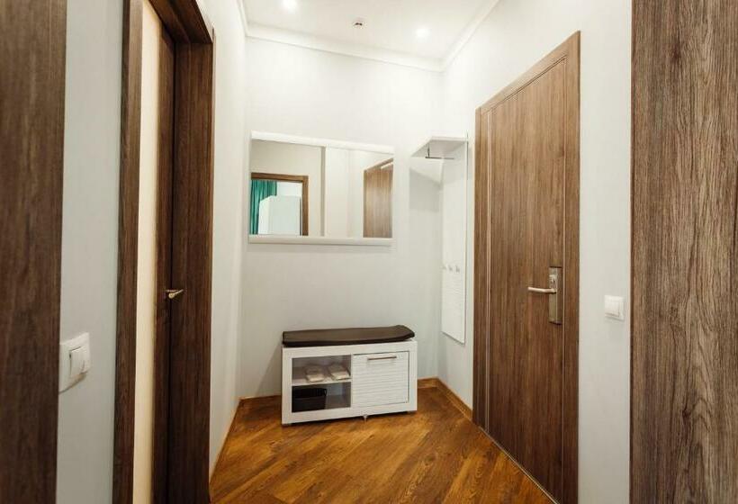 חדר סטנדרט יחיד, Nicole