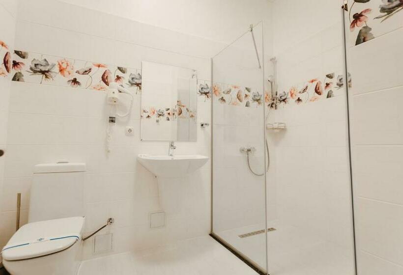 סוויטה עם מרפסת, Nicole