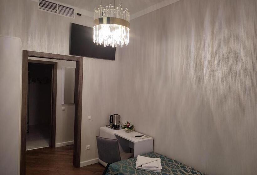 חדר סטנדרט יחיד, Nicole