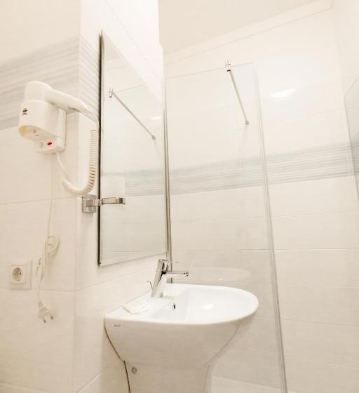 غرفة قياسية ثلاثية, Nicole