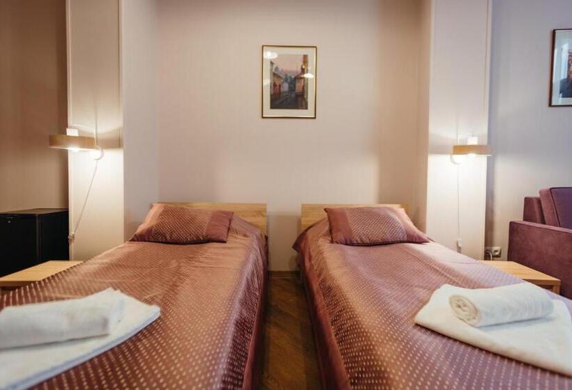 חדר סטנדרט לשלושה, Nicole