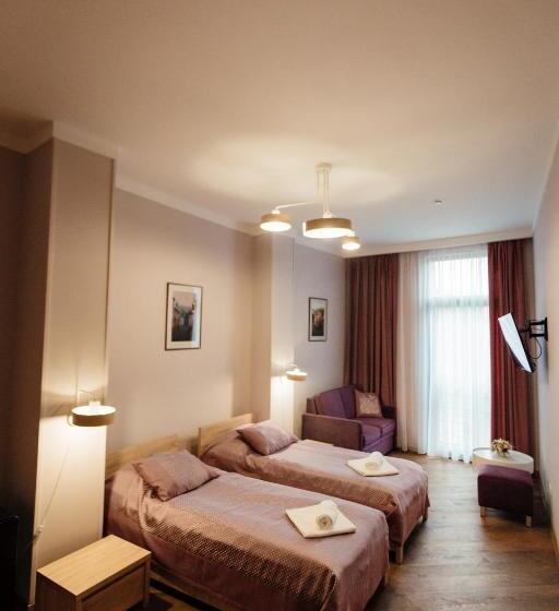 غرفة قياسية ثلاثية, Nicole