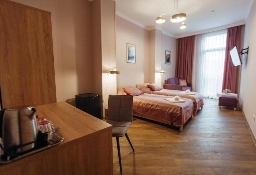 غرفة قياسية ثلاثية, Nicole