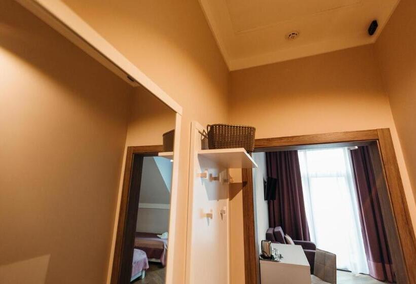 חדר סטנדרט לשלושה עם מרפסת, Nicole