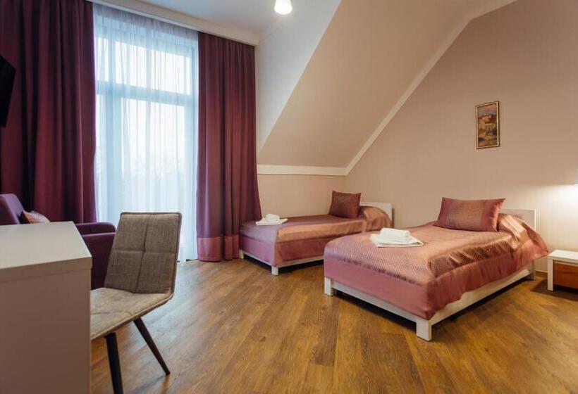 חדר סטנדרט לשלושה עם מרפסת, Nicole