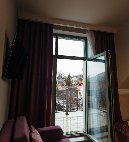 غرفة قياسية ثلاثية مزودة بشرفة, Nicole