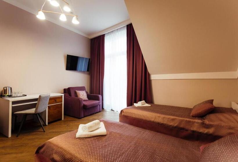 חדר סטנדרט לשלושה עם מרפסת, Nicole