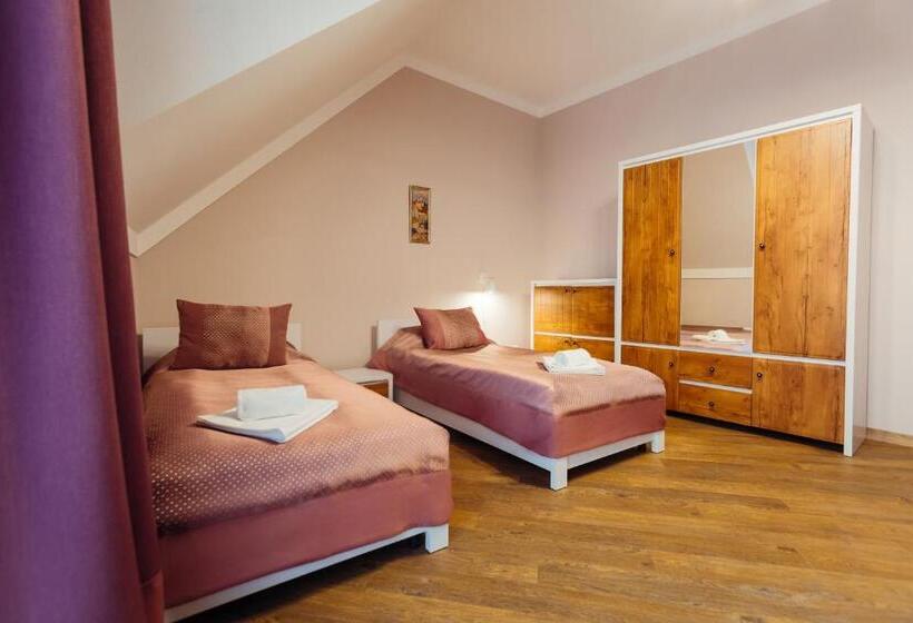 חדר סטנדרט לשלושה עם מרפסת, Nicole