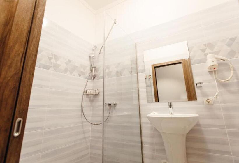 غرفة سوبيريور, Nicole