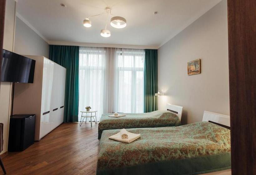 חדר סופריור, Nicole