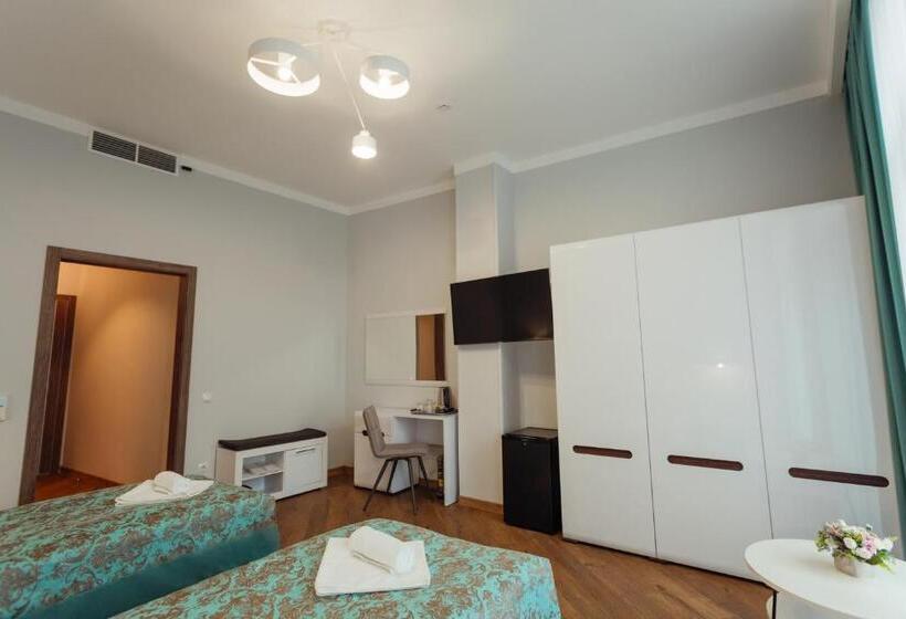 חדר סופריור, Nicole