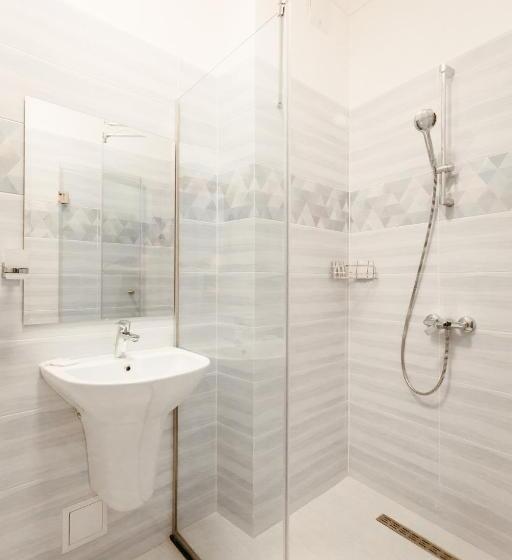 מיטת קינג בסוויטה, Nicole