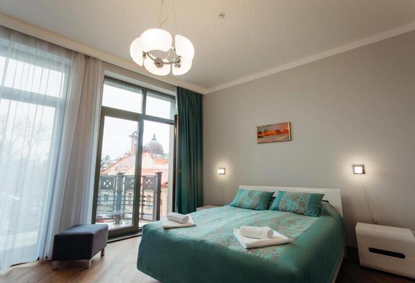 מיטת קינג בסוויטה, Nicole