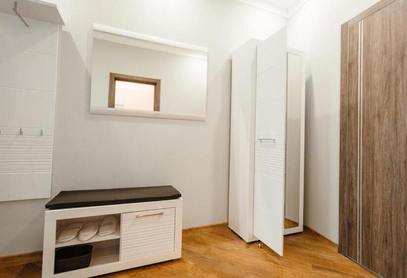 جناح سرير كينج, Nicole