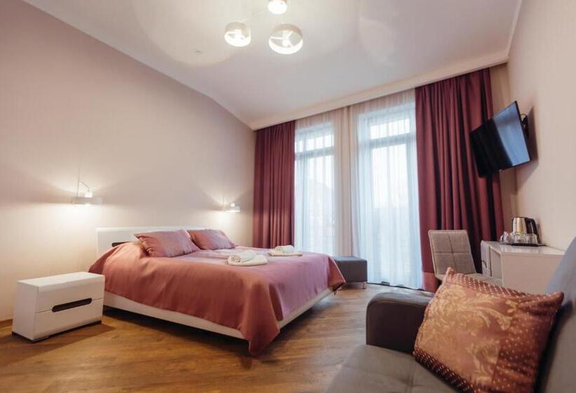 جناح سرير كينج, Nicole