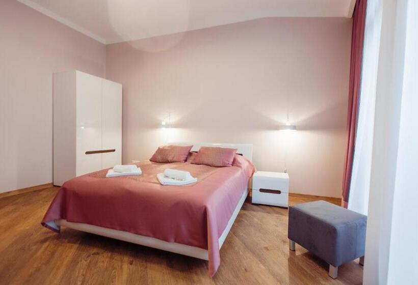 جناح سرير كينج, Nicole