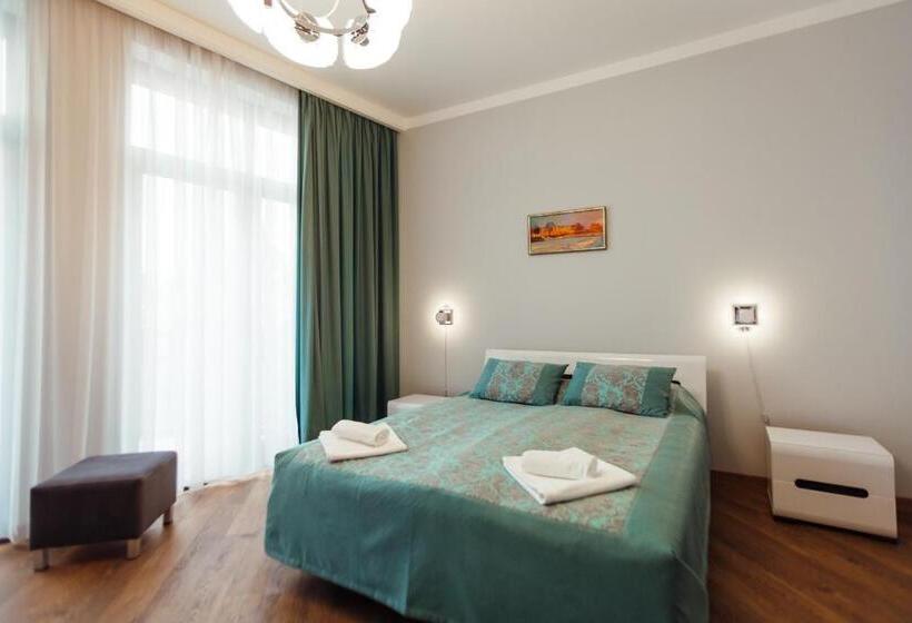 جناح سرير كينج, Nicole